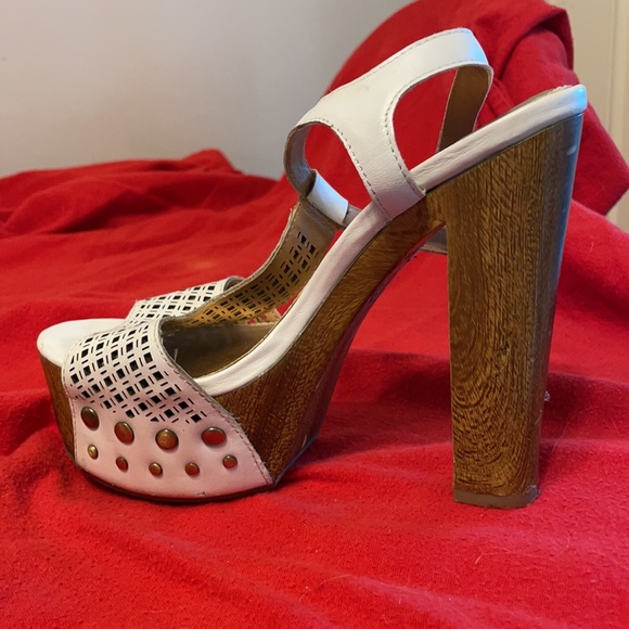 White block heel sandal type shoe 5” - Picture 4 of 6